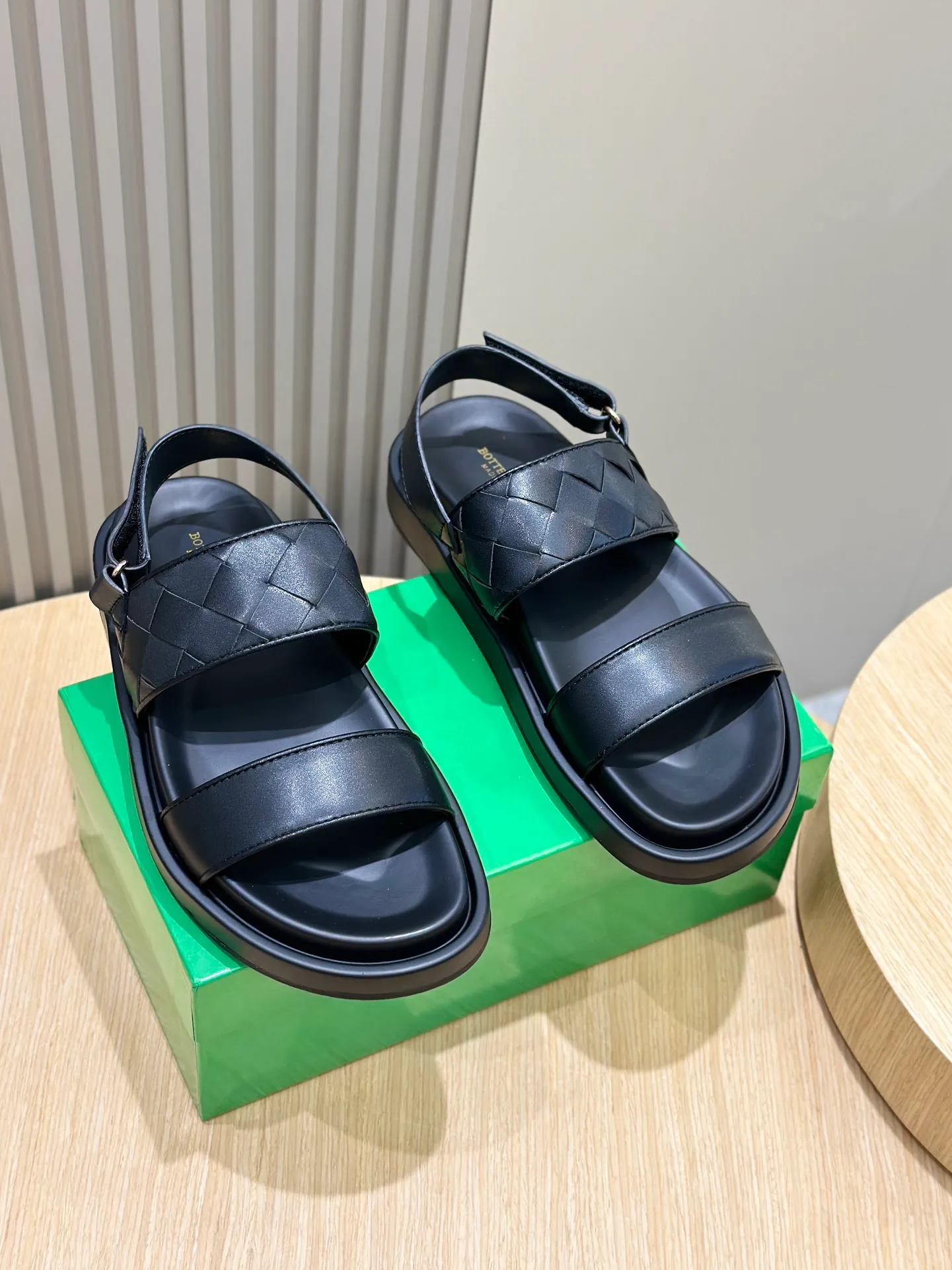 Factory price: 360💰BV hand-woven men's slippers and sandals - suitable for walking. It still emphasizes minimalism and practical wearability, but is full of vivid artistry. Super classic, luxurious and comfortable, imported cowhide + cowhide lining + lightweight outsole Size: 39-44 (customized at 38.45)